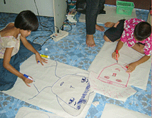 エイズに影響を受けている子どものグループミーティングで、絵を描いている様子。